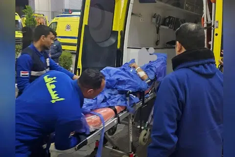 Seorang daripada mangsa kemalangan di Port Said, Mesir, sedang dimasukkan ke ambulans. 