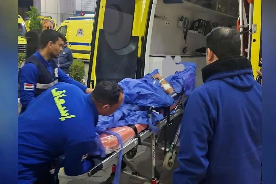 Seorang daripada mangsa kemalangan di Port Said, Mesir, sedang dimasukkan ke ambulans. 