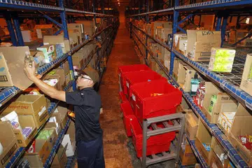 MAKLUMAT PENGGUNA REDMART DICEROBOHI: Jurucakap Lazada berkata maklumat yang dicuri adalah daripada data RedMart yang tidak dikemaskinikan sejak lebih 18 bulan lalu. - Foto HIASAN FAIL