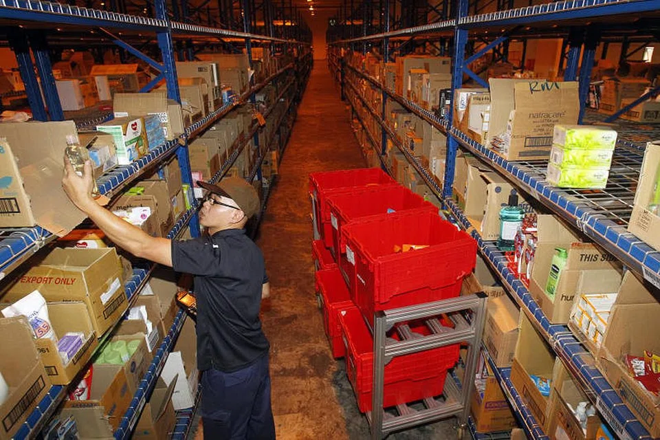 MAKLUMAT PENGGUNA REDMART DICEROBOHI: Jurucakap Lazada berkata maklumat yang dicuri adalah daripada data RedMart yang tidak dikemaskinikan sejak lebih 18 bulan lalu. - Foto HIASAN FAIL