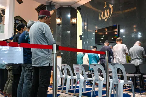 MEMUDAHKAN JEMAAH: Ruang khusus untuk jemaah yang memerlukan kerusi disediakan di bahagian kanan dewan solat. Laluan khas juga disediakan bagi memudahkan golongan itu keluar dan masuk dewan solat.