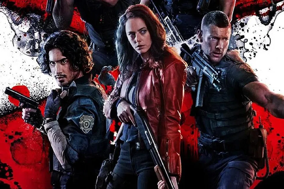 TUGAS BESAR: Kaya Scodelario (tengah) mengambil-alih 'baton' daripada wirawati terdahulu, Mila Jovovich, sebagai wanita pejuang menentang zombi dalam 'Resident Evil: Welcome to Raccoon City'. Bersamanya adalah Avan Jogia (kiri) dan Robbie Amell. - Foto SONY PICTURES