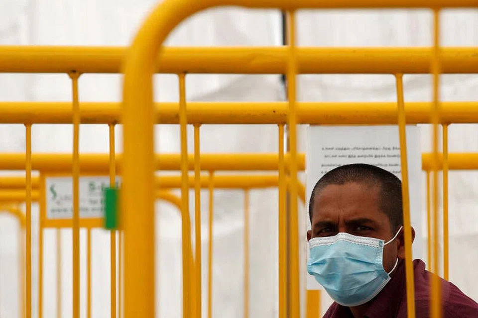 KEBANYAKAN KES DARI DORMITORI: Pemegang permit kerja membentuk sebahagian besar daripada 310 kes baru Covid-19 yang dikenal pasti sehingga 12 tengah hari tadi (Rabu, 22 Julai). - Foto hiasan dari REUTERS