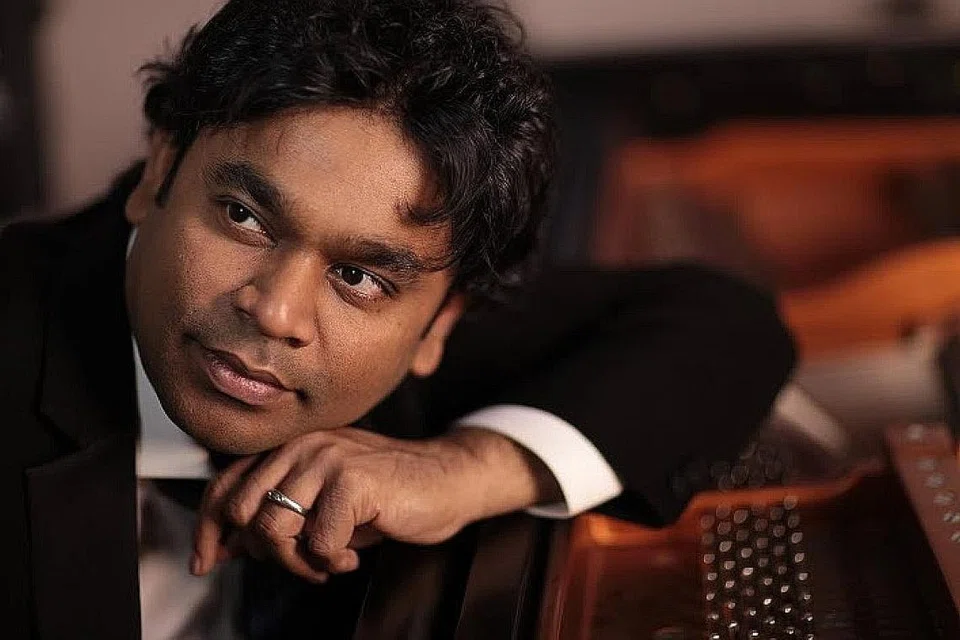 BERSINAR: Adimuzik Bollywood A. R. Rahman (kiri) semakin dihormati setelah memenangi dua Oscar bagi lagu ciptaannya, Jai Ho, untuk filem Slumdog Millionaire pada 2008. - Foto fail 