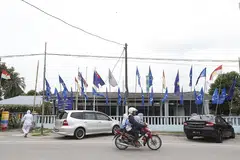 MULA BERKIBAR: Bahang Pilihan Raya Umum ke-14 (PRU14) belum begitu terasa. Hanya bendera Barisan Nasional beserta bendera Malaysia dan Umno kelihatan berkibar di beberapa tempat, termasuk di depan sebuah bangunan dengan papan tanda projek program Ameniti Sosial (Pams) di Gelang Patah, Johor. - Foto-foto BH oleh TIMOTHY DAVID