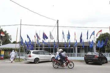 MULA BERKIBAR: Bahang Pilihan Raya Umum ke-14 (PRU14) belum begitu terasa. Hanya bendera Barisan Nasional beserta bendera Malaysia dan Umno kelihatan berkibar di beberapa tempat, termasuk di depan sebuah bangunan dengan papan tanda projek program Ameniti Sosial (Pams) di Gelang Patah, Johor. - Foto-foto BH oleh TIMOTHY DAVID