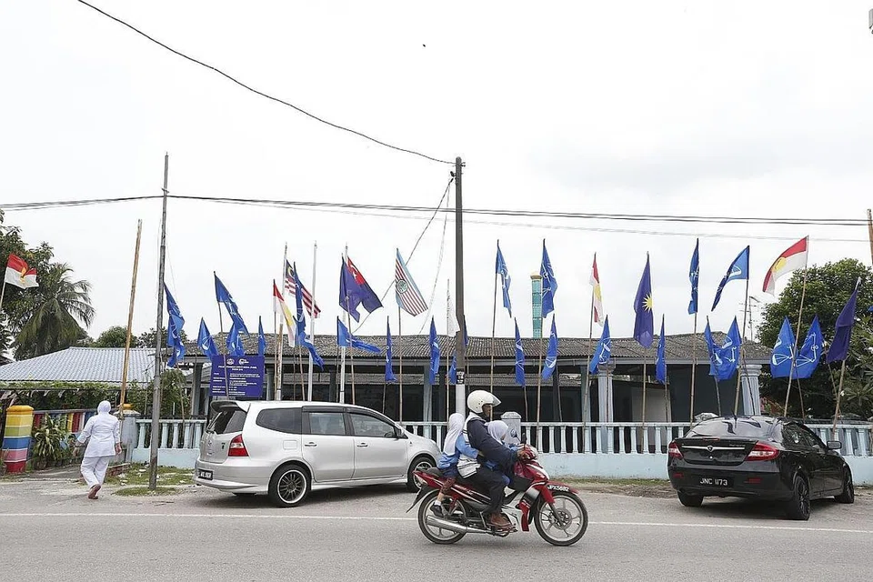 MULA BERKIBAR: Bahang Pilihan Raya Umum ke-14 (PRU14) belum begitu terasa. Hanya bendera Barisan Nasional beserta bendera Malaysia dan Umno kelihatan berkibar di beberapa tempat, termasuk di depan sebuah bangunan dengan papan tanda projek program Ameniti Sosial (Pams) di Gelang Patah, Johor. - Foto-foto BH oleh TIMOTHY DAVID