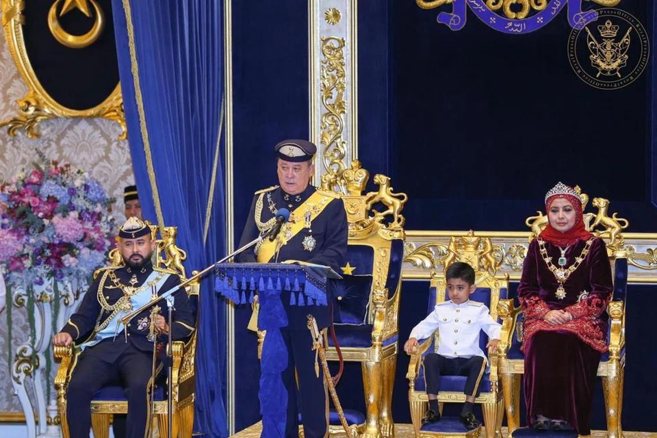 PIKUL AMANAH: Sultan Johor, Sultan Ibrahim Iskandar mengisytiharkan anak beliau, Tunku Mahkota Johor, Tunku Ismail Ibrahim (duduk kiri) dilantik sebagai Pemangku Sultan sepanjang tempoh beliau melaksanakan tanggungjawab sebagai Yang di-Pertuan Agong Ke-17 bermula 31 Januari 2024.