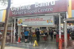 DITUTUP: Pasar dan Pusat Penjaja Geylang Bahru dan Bendemeer ditutup untuk kerja-kerja pembersihan selama tiga hari selepas kes Covid-19 dikesan dalam kalangan pekerja dan penjaja. - Foto ZAOBAO