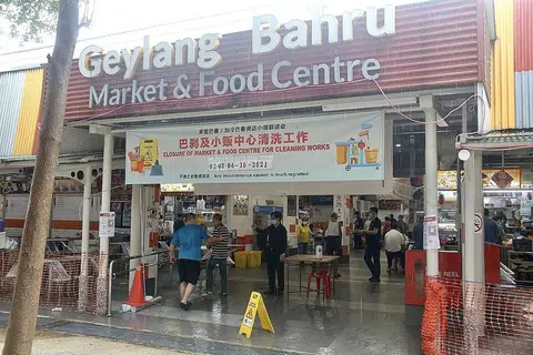 DITUTUP: Pasar dan Pusat Penjaja Geylang Bahru dan Bendemeer ditutup untuk kerja-kerja pembersihan selama tiga hari selepas kes Covid-19 dikesan dalam kalangan pekerja dan penjaja. - Foto ZAOBAO