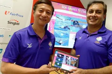 SIAP UNTUK PENONTON WALAU DI MANA SAHAJA: Thomas Lim (kiri) dan Harbans J Singh menunjukkan aplikasi telefon bijak untuk mengikuti perkembangan Sukan SEA nanti. - Foto TUKIMAN WARJI