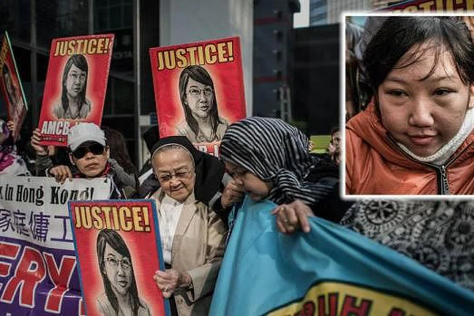BELA NASIB PEMBANTU RUMAH ASING: Sekumpulan pembantah berhimpun di luar mahkamah di Hongkong semalam untuk memberi sokongan kepada bekas amah Indonesia, Cik Erwiana Sulistyaningsih (gambar sisipan), yang dipukul dan didera oleh majikannya. - Foto-foto AFP