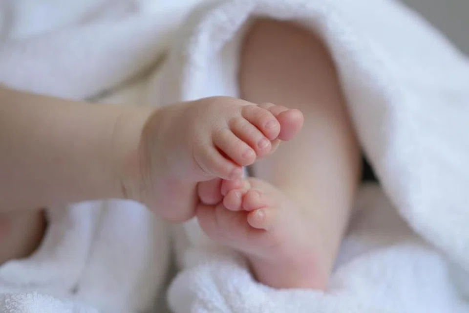 Bayi tujuh bulan, Muammar Adli, yang ditemui tidak sedarkan diri di taska dekat Kuala Lumpur disahkan meninggal dunia akibat tersedak makanan dan susu.