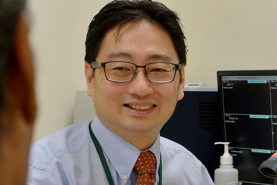 LEBIH BERKESAN: Dr Ong Hean Yee, yang menjalankan pemeriksaan ke atas salah seorang pesakit, mengesahkan keberkesanan ubat Entresto.