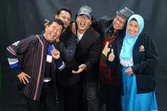 MASIH KELAKAR: Pelawak Singapura bersatu hati untuk menjayakan 'Geng Pecah Perut Kembali - Masih Kelakar Ke?' (Dari kiri) Zainal Ihim, Arif Isa, Sahfudin Mahfudz, Husin Saaban dan Zaliha Hamid. - Foto-foto KHALID BABA 