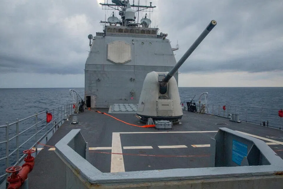 BELAYAR DI SELAT TAIWAN: Salah sebuah kapal perang Amerika, USS Antietam, adalah satu daripada dua kapal yang belayar di Selat Taiwan dan mengundang kemarahan China. REUTERS