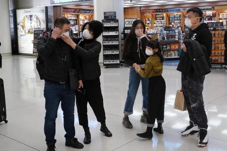 Para pengunjung yang dijadualkan pulang ke China, sedang menunggu penerbangan mereka di Lapangan Terbang John F. Kennedy di New York City pada 31 Januari lalu. 