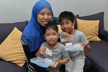 SUMBER PENDAPATAN TERJEJAS: Sebahagian besar pendapatan Cik Juliana adalah untuk menyara kehidupan beliau sekeluarga, termasuk anaknya, Firas Isaac (kanan) dan lagi seorang, Faiz Ihsan (tengah) yang mengalami penyakit barah. Anak ketiga dan suaminya tiada dalam gambar. Gambar diambil pada t 2015. - Foto fail