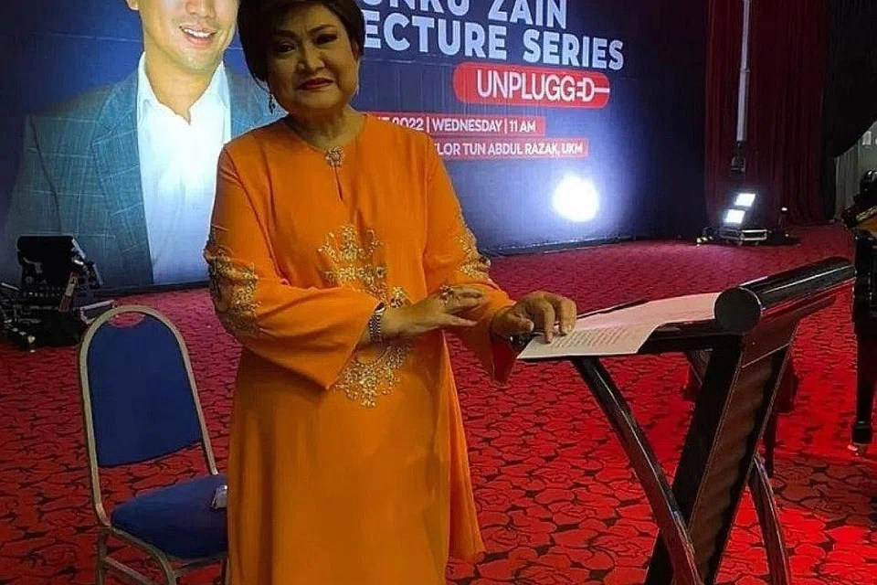 KURANG BERAT BADAN: Adibah Noor baru-baru ini pernah bercakap tentang usaha mengurangkan berat badannya. - Foto THE MALAY MAIL