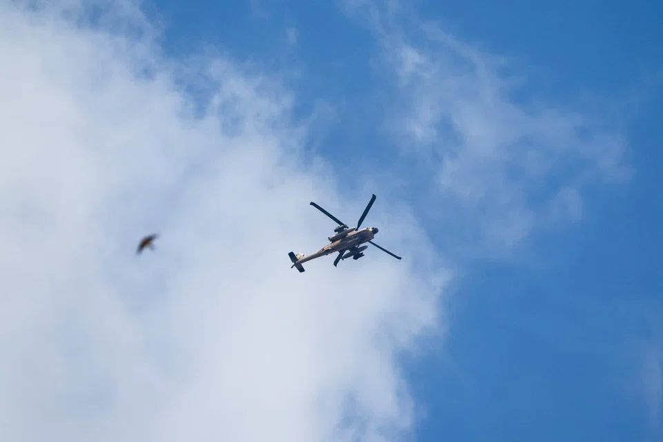 LAKUKAN RONDAAN: Helikopter Apache Israel meronda sempadan Israel-Gaza sebagai persediaan untuk melancarkan serangan darat. 