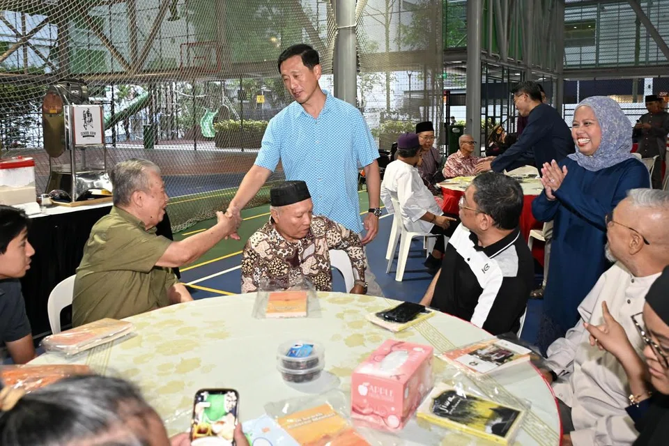 Menteri Kesihatan, Encik Ong Ye Kung, bersalaman dengan hadirin ketika majlis ‘Jom Berbuka’ anjuran Woodlands CC MAEC, dengan kerjasama M3@Woodlands, pada Ahad, 23 Mac 2025. 