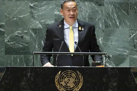 TARIK PELABUR: Perdana Menteri Thailand, Encik Srettha Thavisin berucap di Perhimpunan Agung Pertubuhan Bangsa-Bangsa Bersatu (PBB) di New York pada Jumaat lalu.