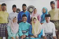 MASIH SIHAT: Ustaz Pasuni (depan, dua dari kiri) dan isterinya Cik Siti Zaliha Mat Amin (depan, dua dari kanan) tetap dalam keadaan sihat sehingga kini. Gambar ini diambil pada 1 Syawal lalu bersama kelapan-lapan anaknya termasuk Cik Nadirah (depan, kiri) dan Encik Ahmad Hilmy (depan, kanan), serta (berdiri dari kiri) Encik Zulkhairi, Encik Irfan, Encik Afif, Cik Dianah, Cik Nazihah dan Ustaz Syakir. - Foto FACEBOOK SYAKIR ABU FAROUQ