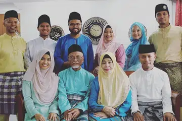 MASIH SIHAT: Ustaz Pasuni (depan, dua dari kiri) dan isterinya Cik Siti Zaliha Mat Amin (depan, dua dari kanan) tetap dalam keadaan sihat sehingga kini. Gambar ini diambil pada 1 Syawal lalu bersama kelapan-lapan anaknya termasuk Cik Nadirah (depan, kiri) dan Encik Ahmad Hilmy (depan, kanan), serta (berdiri dari kiri) Encik Zulkhairi, Encik Irfan, Encik Afif, Cik Dianah, Cik Nazihah dan Ustaz Syakir. - Foto FACEBOOK SYAKIR ABU FAROUQ