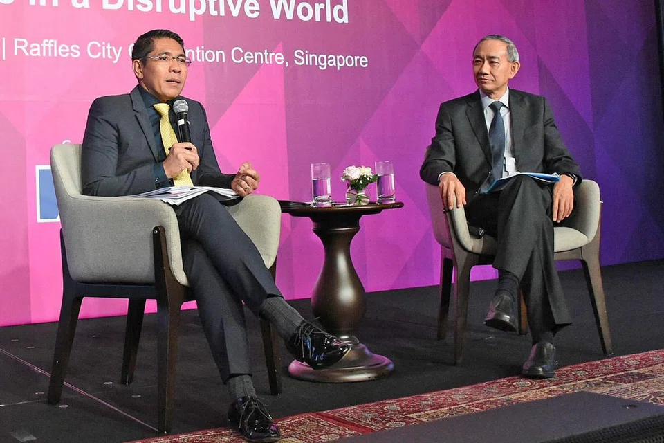 MENCAPAI KEMAJUAN DI ASEAN: Dr Maliki menjawab soalan peserta dalam sesi dipengerusikan pengarah Iseas-Institut Yusof Ishak, Encik Choi Shing Kwok. - Foto ISEAS-INSTITUT YUSOF ISHAK