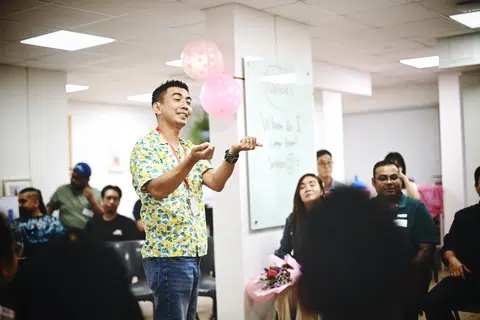 Pekerja sosial utama THKMC ‘Brotherhood’, Encik Ben Ang,  mengadakan sesi perkongsian bersama peserta.