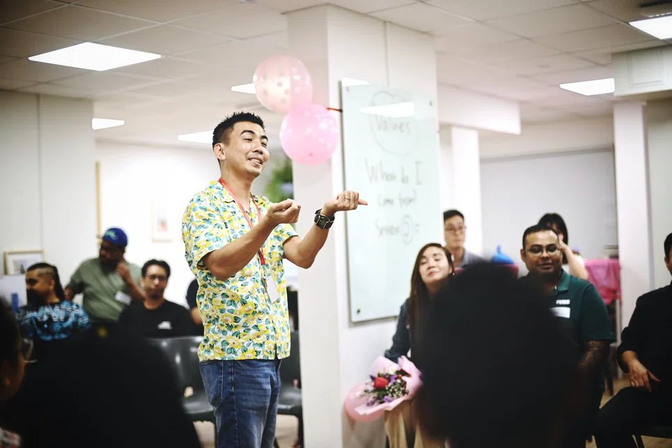Pekerja sosial utama THKMC ‘Brotherhood’, Encik Ben Ang,  mengadakan sesi perkongsian bersama peserta.