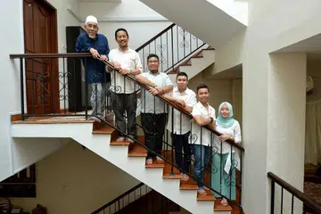 IKUTI JEJAK BAPA: Encik Shamsuddin Parmo (kiri) bersama anaknya, Encik Mohammed Shahrin (dua dari kiri) dan empat cucunya (bermula tiga dari kiri) Encik Muhammad Haziq, Encik Khairi Afiq, Encik Faiq Razin dan Liyana Afrina. Mereka bergambar di rumah Encik Shamsuddin dalam kawasan Eastwood Drive, dekat Bedok Road, baru-baru ini. - Foto BH oleh SHINTARO TAY
