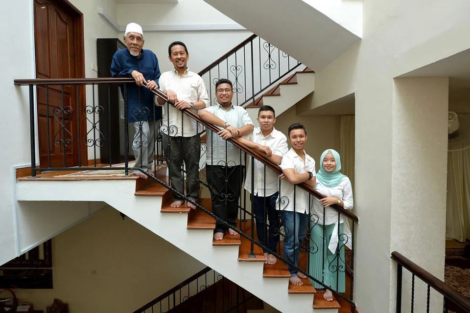 IKUTI JEJAK BAPA: Encik Shamsuddin Parmo (kiri) bersama anaknya, Encik Mohammed Shahrin (dua dari kiri) dan empat cucunya (bermula tiga dari kiri) Encik Muhammad Haziq, Encik Khairi Afiq, Encik Faiq Razin dan Liyana Afrina. Mereka bergambar di rumah Encik Shamsuddin dalam kawasan Eastwood Drive, dekat Bedok Road, baru-baru ini. - Foto BH oleh SHINTARO TAY