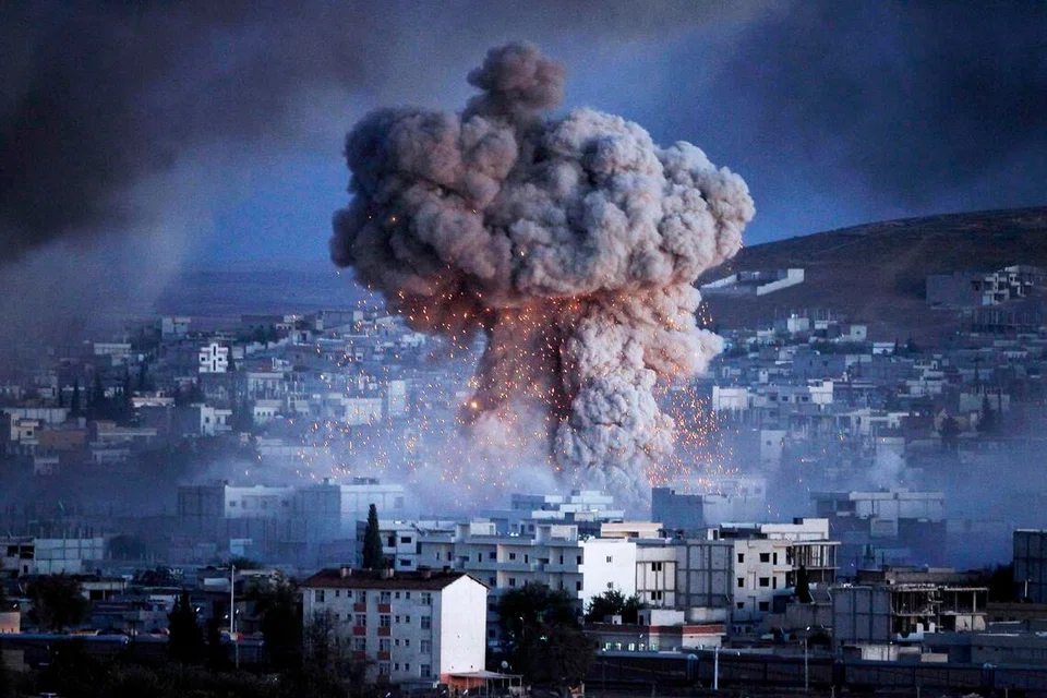 Foto fail menunjukkan letupan melibatkan sebuah kereta yang dikaitkan dengan serangan kumpulan ISIS di sempadan antara Syria dengan Turkey dalam 2014.