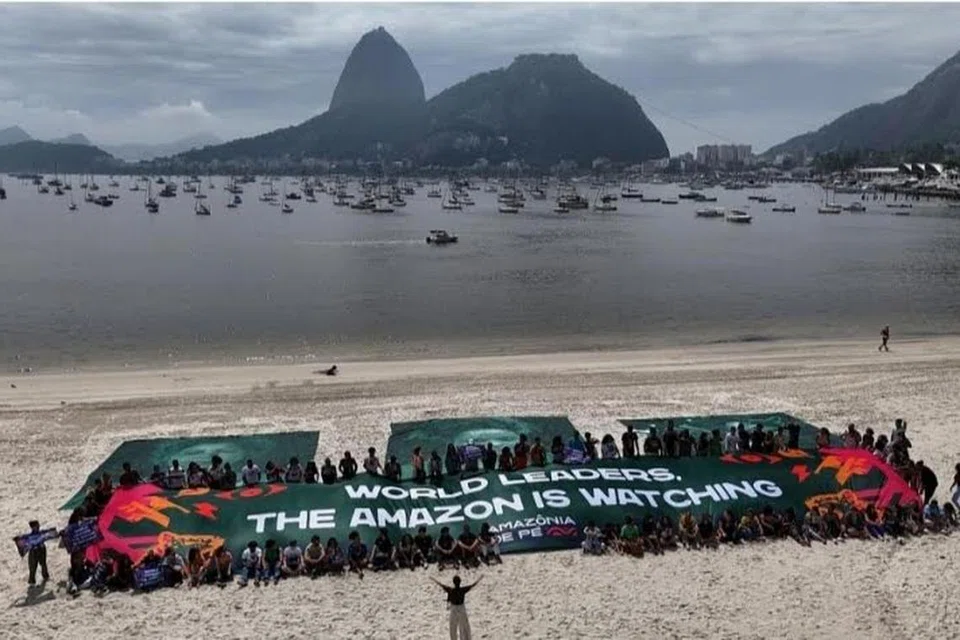 Para aktivis di Botafogo, Rio de Janeiro, menggesa pemimpin negara Kumpulan 20 (G20) agar melahirkan komitmen jelas untuk melindungi kawasan Amazon. 