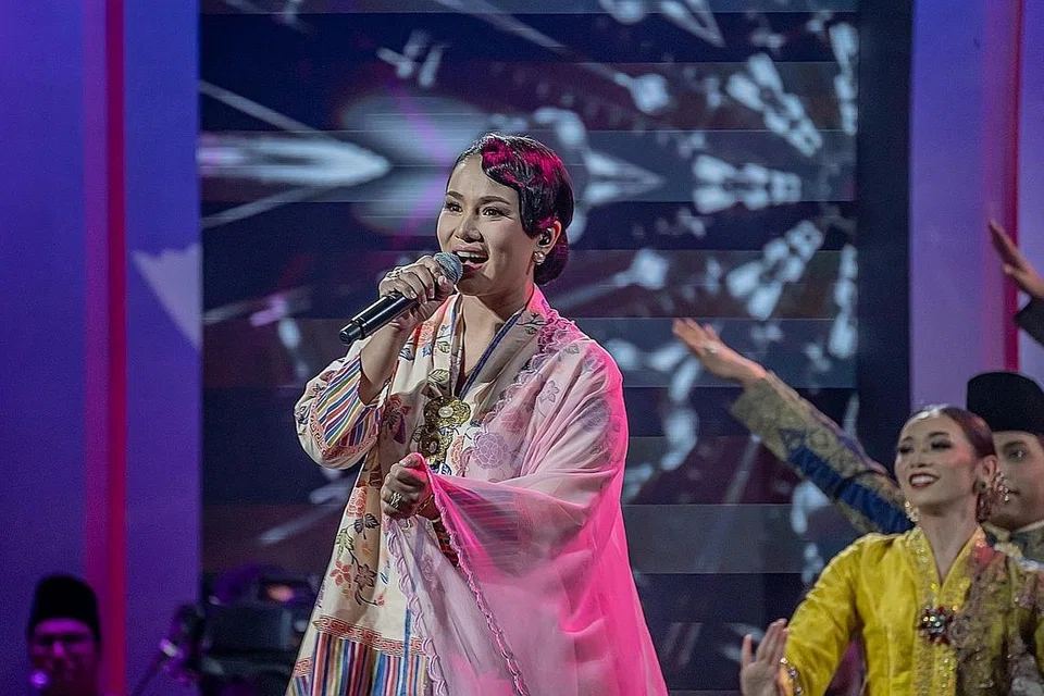 HIBURKAN PEMINAT: Elly Mazlein yang dikenali sebagai Kak Lina Pom Pom membuka tirai rancangan Hari Raya Suria, 'Sinar Lebaran 2023', dan turut terlibat dalam sketsa lawak jenaka. - Foto BH oleh NUR DIYANA TAHA
