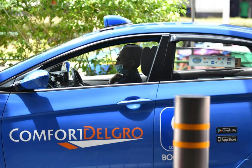 DIKENAKAN KOMISEN LEBIH TINGGI: Mulai 1 Januari 2024, semua pemandu teksi ComfortDelGro perlu membayar 7 peratus daripada tambang yang diterima daripada perjalanan tempahan melalui aplikasi dan telefon sebagai komisen kepada syarikat itu.