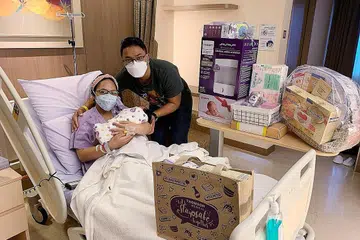 SAMBUTAN LEBIH ISTIMEWA: Pasangan Cik Noor Aishah dan Encik Saifudin bersama anak ketiga mereka Delysha Aurelea yang dilahirkan pada 12.42 tengah malam pada 9 Ogos di Thomson Medical. - Foto THOMSON MEDICAL GROUP