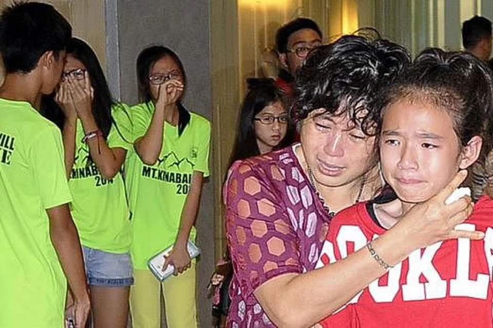 LEGA: Pelajar ini, yang baru pulang dari Kota Kinabalu semalam, dan anggota keluarganya tidak dapat menahan sebak di lapangan terbang. - Foto JOHARI RAHMAT