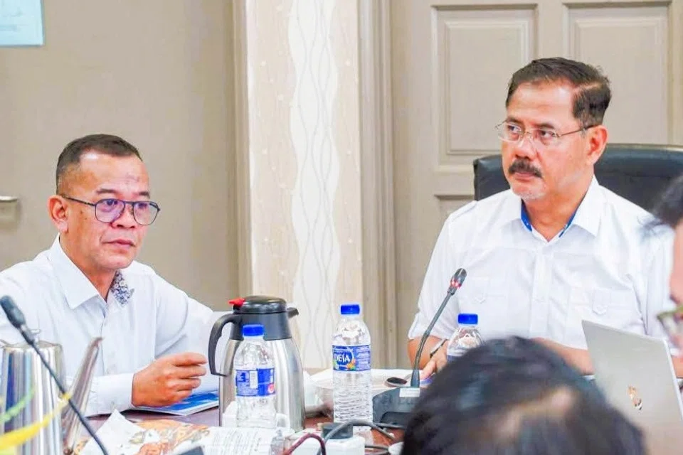 Timbalan Pengerusi Jawatankuasa Pertanian, Industri Asas Tani dan Kemajuan Luar Bandar Johor, Encik Sahrihan Jani (kiri), bersama Pengerusi Jawatankuasa Pertanian, Industri Asas Tani dan Kemajuan Luar Bandar Johor, Encik Md Israk Abdullah (kanan).