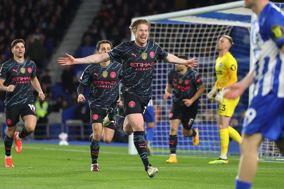 Bintang midfield Manchester City, Kevin De Bruyne (di hadapan), meraikan golnya dalam kemenangan 4-0 mereka ke atas Brighton and Hove Albion pada 26 April. City menjadi pilihan mempertahankan kejuaraan Liga Perdana England (EPL) selepas menemui rentak kemenangan dan beraksi penuh yakin di penghujung musim ini.