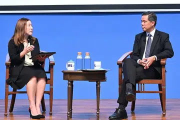 PERLU KEKAL RELEVAN: Encik Chan (kanan) dalam sesi soal jawabnya bersama moderator Cik Priscillia Yeong yang merupakan mantan Timbalan Pengarah Rekaan, Pembangunan, dan Kerjasama Institut Pembelajaran Dewasa Universiti Sains Sosial Singapura. Encik Chan berkata setiap individu perlu mengalihkan penetapan mindanya kepada sikap perlu "bertindak segera" untuk menyasarkan kepada apa yang perlu dicapai bagi memastikan dirinya kekal relevan. - Foto IPS