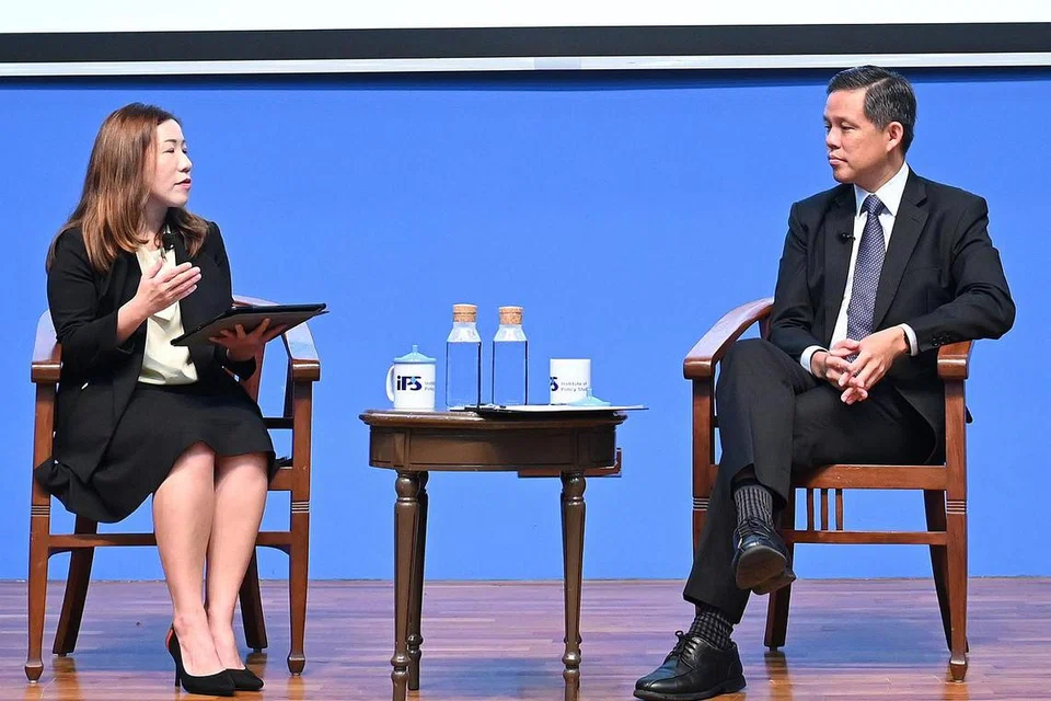 PERLU KEKAL RELEVAN: Encik Chan (kanan) dalam sesi soal jawabnya bersama moderator Cik Priscillia Yeong yang merupakan mantan Timbalan Pengarah Rekaan, Pembangunan, dan Kerjasama Institut Pembelajaran Dewasa Universiti Sains Sosial Singapura. Encik Chan berkata setiap individu perlu mengalihkan penetapan mindanya kepada sikap perlu "bertindak segera" untuk menyasarkan kepada apa yang perlu dicapai bagi memastikan dirinya kekal relevan. - Foto IPS