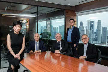 Anggota pengasas Corporate Monitor (duduk dari kiri) Cik Tan Yee Peng, Encik Rohan Kamis, Profesor Mak Yuen Teen dan Encik Yap Wai Ming. Kumpulan itu mempunyai seorang penganalisis kanan, Encik Irwin Luo (berdiri).