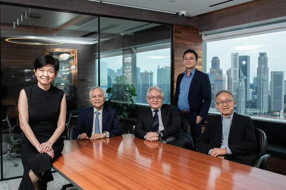 Anggota pengasas Corporate Monitor (duduk dari kiri) Cik Tan Yee Peng, Encik Rohan Kamis, Profesor Mak Yuen Teen dan Encik Yap Wai Ming. Kumpulan itu mempunyai seorang penganalisis kanan, Encik Irwin Luo (berdiri).