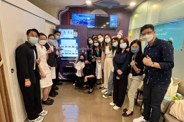 PERTINGKAT KHIDMAT: Sebuah mesin mainan layan diri bertema angkasa dihasilkan dengan kerjasama staf IHH Healthcare Singapore (IHH SG) dan Sekolah Reka Bentuk dan Media Politeknik Nanyang (NYP) supaya suasana di jabatan Kemalangan dan Kecemasan (A&E) Hospital Parkway East menjadi lebih menarik.