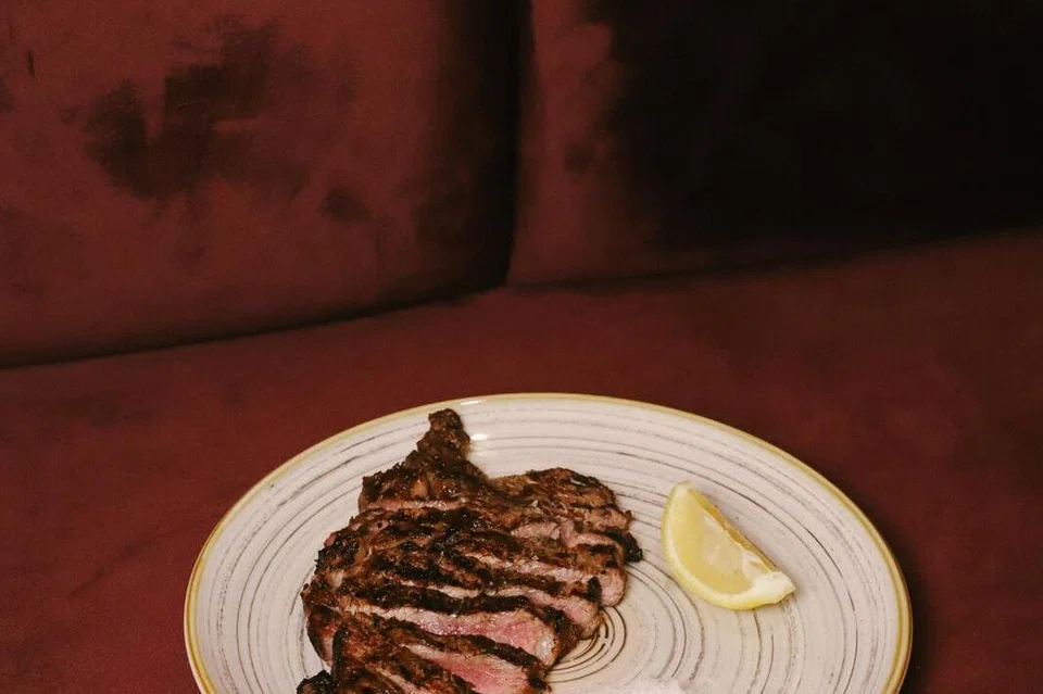 Hidangan The New York Strip, $62. Hidangan stik itu boleh dipadankan dengan hidangan sampingan seperti Beef Fat Potatoes, Truffle Mac & Cheese dan Crispy Brussels Sprouts dengan harga tambahan. 