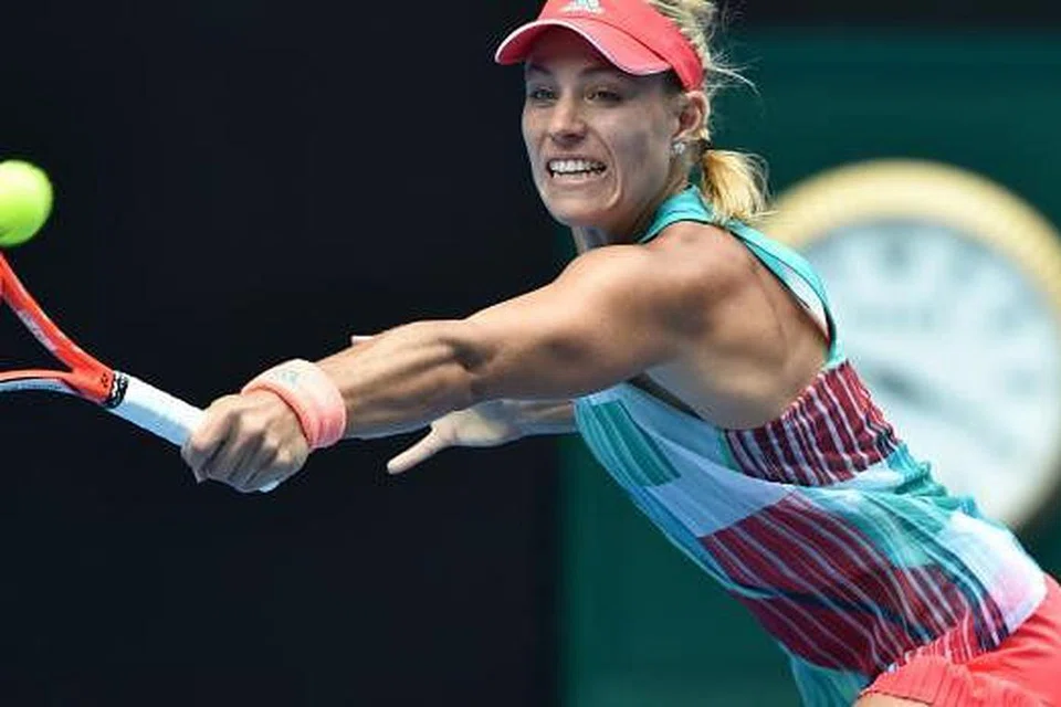 Angelique Kerber membuat pukulan balas kilas semasa menentang Johanna Konta dalam separuh akhir Terbuka Australia di Melbourne pada 28 Januari. Kerber menang dan mara ke perlawanan akhir. Gambar AFP 