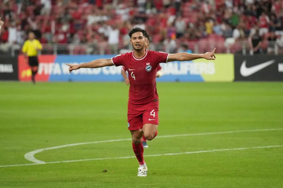 GOL AWAL: Pemain pertahanan Singapura, Christopher Van Huizen meraikan jaringan gol pertama pasukan negara semasa menentang Guam.