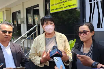 BUAT PENAFIAN: Cik Andaria Sarah Dewia (tengah) bersama peguamnya Encik David Pohan, (kiri) bercakap kepada pemberita di ibu pejabat Polis Jakarta, pada Khamis